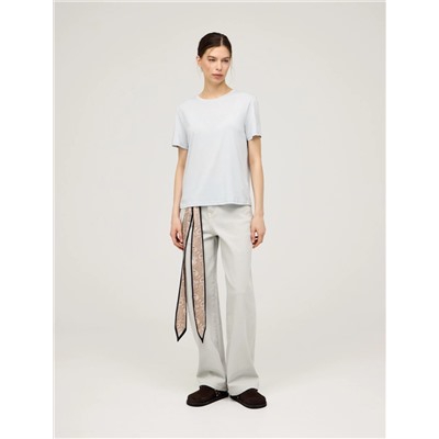 Серые зауженные джинсы с платком