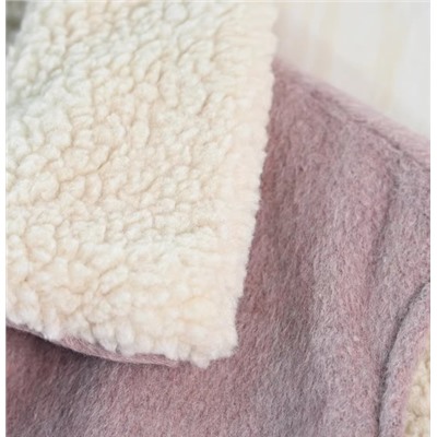 Женский утепленный жилет из искусственной овечьей шерсти.