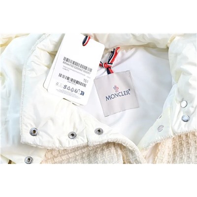 Женская куртка с отстегивающимся капюшоном MONCLE*R