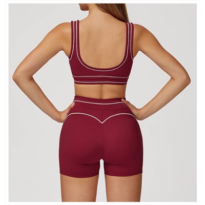 Легкий женский спортивный костюм