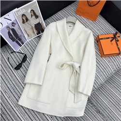 Пальто  Her*, двустороннее шерстяное пальто с большими карманами, изготовлено из высококачественной двусторонней кашемировой шерсти 100. Она плотная и не пропускает свет. Цвет поверхности однородный, волосы тонкие, замша пухлая. С точки зрения производственного процесса, ручная резка швов является очень важным процессом. Он требует от опытных и квалифицированных работников проверки расстояния и глубины шва для каждой детали. Швы необходимо фиксировать простыми полосками, чтобы обеспечить герметичность швов. сшиты, линии более плавные и изысканные. Каждое двустороннее шерстяное пальто по своей сути роскошно, а ценность его кроется в упорном труде. Это связано не только с превосходством готовой продукции ручной работы, но и с самими характеристиками ткани, которые заложили основу для более высокой цены