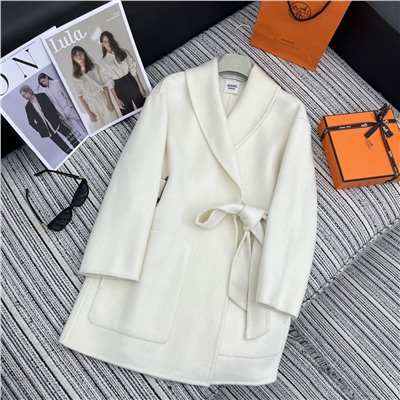 Пальто  Her*, двустороннее шерстяное пальто с большими карманами, изготовлено из высококачественной двусторонней кашемировой шерсти 100. Она плотная и не пропускает свет. Цвет поверхности однородный, волосы тонкие, замша пухлая. С точки зрения производственного процесса, ручная резка швов является очень важным процессом. Он требует от опытных и квалифицированных работников проверки расстояния и глубины шва для каждой детали. Швы необходимо фиксировать простыми полосками, чтобы обеспечить герметичность швов. сшиты, линии более плавные и изысканные. Каждое двустороннее шерстяное пальто по своей сути роскошно, а ценность его кроется в упорном труде. Это связано не только с превосходством готовой продукции ручной работы, но и с самими характеристиками ткани, которые заложили основу для более высокой цены