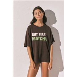 Camiseta oversized marrón "But first matcha"