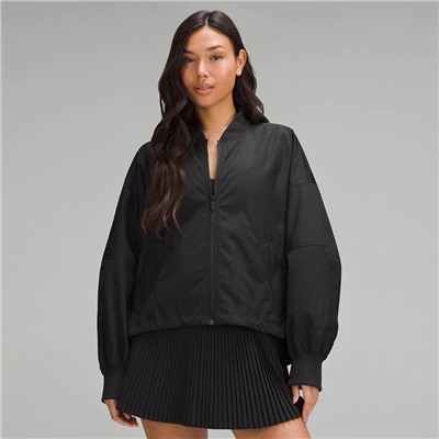 Классический бомбер Lulu в стиле ретро поможет пережить переходные сезоны жары и холода. Эта легкая куртка свободного кроя. В прохладную погоду ее можно носить со свитером, а в прохладную погоду — отдельно. погода жаркая для комфорта. Трехмерный силиконовый логотип бренда на манжетах прост, но индивидуален. Тканый и окрашенный по индивидуальному заказу воротник + манжеты, карманы на молнии для удобного хранения и повышенной безопасности. Ветрозащитная ткань Glyde противостоит проникновению дождя и имеет регулируемый подол для дополнительного тепла. Будь то функциональность или практичность, о качестве говорить нечего! Качество изготовления превосходит все, текстура идеальна, а верхняя часть тела демонстрирует ваш темперамент