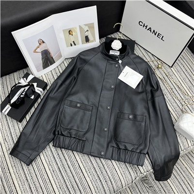 куртку из овечьей кожи с воротником-стойкой, индивидуальной пряжкой с двойным логотипом C, подкладкой цвета камелии, фурнитурой, безупречными деталями