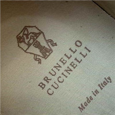 Брунелл* Кучинелл*】повседневные кроссовки. Верх выполнен из импортной воловьей и воловьей кожи. Аксессуары-цепочки из бисера ручной работы! Внутренняя набивка из саржевого хлопка высокой плотности и оригинальная формованная подошва!