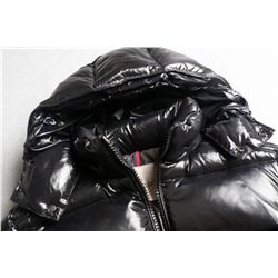 Теплая зимняя куртка пуховик Moncle*r с глянцевой поверхностью
