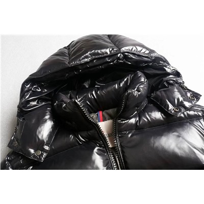 Теплая зимняя куртка пуховик Moncle*r с глянцевой поверхностью