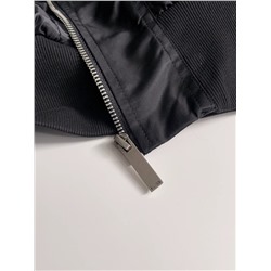 Куртка-бомбер на стеганном подкладке в стиле милитари, декорированная молниями.