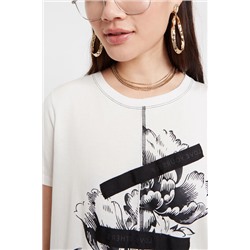 Camiseta con diseño floral y patch