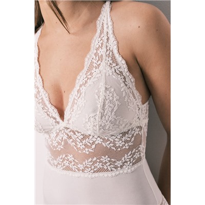 Body triangular modal y encaje blanco