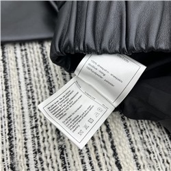 куртку из овечьей кожи с воротником-стойкой, индивидуальной пряжкой с двойным логотипом C, подкладкой цвета камелии, фурнитурой, безупречными деталями