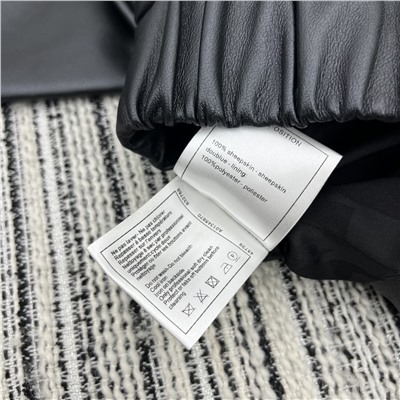 куртку из овечьей кожи с воротником-стойкой, индивидуальной пряжкой с двойным логотипом C, подкладкой цвета камелии, фурнитурой, безупречными деталями