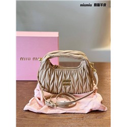 Трендовая сумка-малышка MiuMiu 👔  Реплика  Материал: овечья кожа  4 цвета  Размер: 22*11