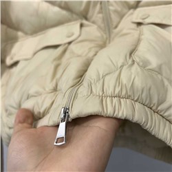 Распродажа Классический легкий пуховик Moncle* с небольшим воротником-стойкой.