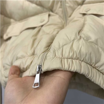 Распродажа Классический легкий пуховик Moncle* с небольшим воротником-стойкой.