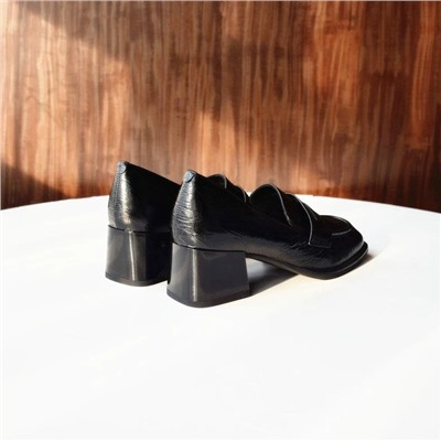 Женские кожаные туфли  с процарапанным вручную узором