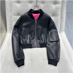 Импортная итальянская кожа ягненка.Очень мягкая.Очень облегающая посадка.Верхняя часть тела очень красивая.Спинка имеет талию и трехмерный крой.Выглядит как уникальная кожаная куртка.