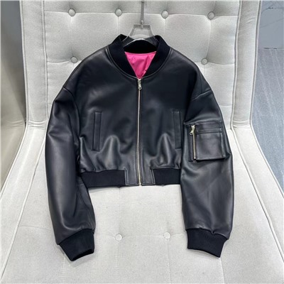 Импортная итальянская кожа ягненка.Очень мягкая.Очень облегающая посадка.Верхняя часть тела очень красивая.Спинка имеет талию и трехмерный крой.Выглядит как уникальная кожаная куртка.