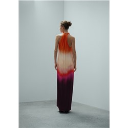 Vestido satinado cuello rígido strass