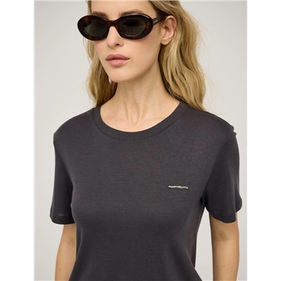 Серая футболка с защипом на спине