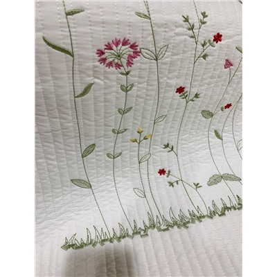 Мягкое и нежное  покрывало с наволочками с нежной вышивкой