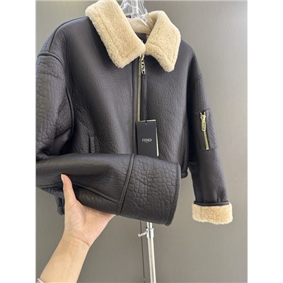 Fendi 2024 AW цельная импортная короткая куртка из немецкого меха с крокодиловым узором Оборудование и детали отлиты по индивидуальному заказу.
