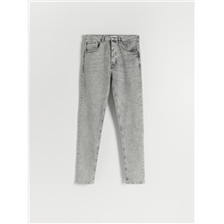 Jeans im Carrot-Fit mit kurzem Bein