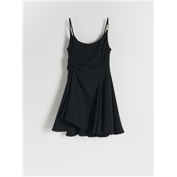 Kleid mit asymmetrischem Unterteil