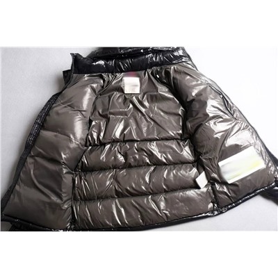 Теплая зимняя куртка пуховик Moncle*r с глянцевой поверхностью
