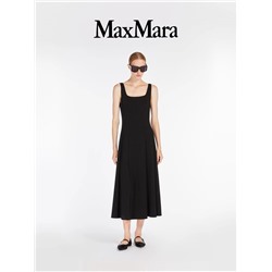 MaxMara PLATANI из коллекции весна-лето 2025 года. Безрукавный фасон с вертикальными складками подчеркивает форму тела, верхняя часть облегает, юбка расклешенная, квадратный вырез горловины создает слегка квадратное ощущение, широкие бретели добавляют устойчивости, а с левой стороны имеется потайная застежка-молния.