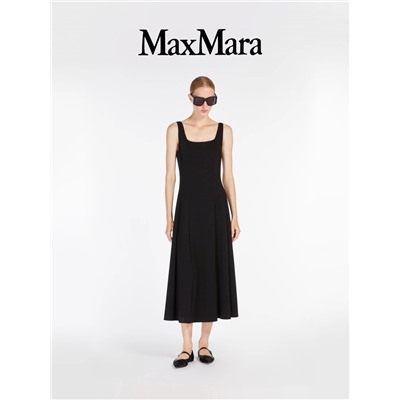 MaxMara PLATANI из коллекции весна-лето 2025 года. Безрукавный фасон с вертикальными складками подчеркивает форму тела, верхняя часть облегает, юбка расклешенная, квадратный вырез горловины создает слегка квадратное ощущение, широкие бретели добавляют устойчивости, а с левой стороны имеется потайная застежка-молния.