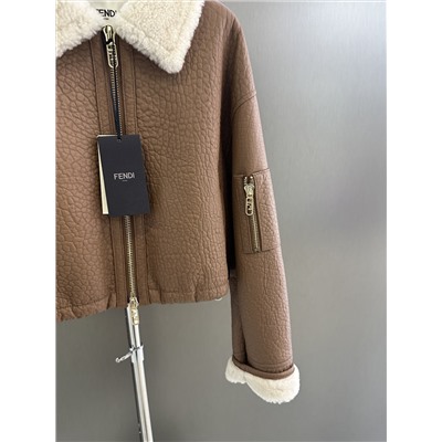 Fendi 2024 AW цельная импортная короткая куртка из немецкого меха с крокодиловым узором Оборудование и детали отлиты по индивидуальному заказу.
