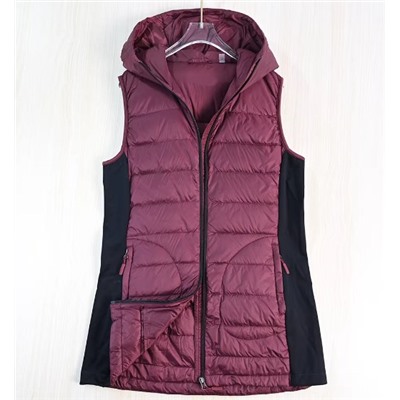 Легкий пуховый жилет средней длины из белого утиного пуха (90%) с капюшоном