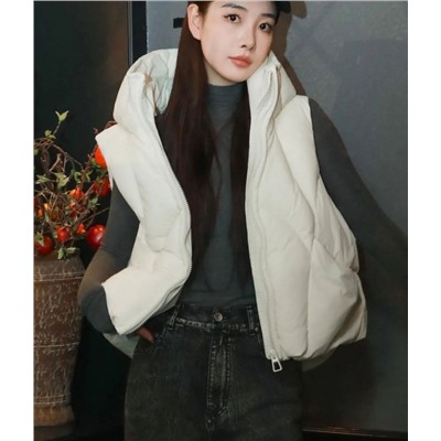 Женский толстый и пушистый жилет из белого утиного пуха с капюшоном