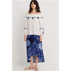 Blusa cuello barco bordada