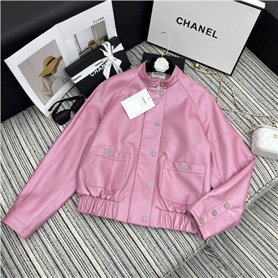 куртку из овечьей кожи с воротником-стойкой, индивидуальной пряжкой с двойным логотипом C, подкладкой цвета камелии, фурнитурой, безупречными деталями