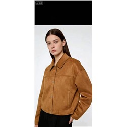 Женская замшевая куртка свободного кроя со спущенным плечом