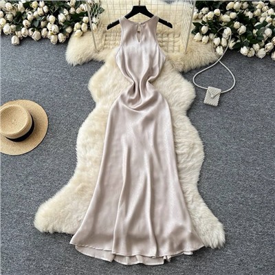 Элегантное платье из жатого атласа