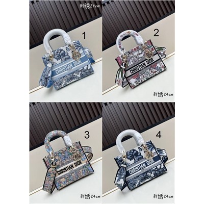 Небольшая сумка с вышивкой и широким плечевым ремнем  Lady D Christia*n Dio*r