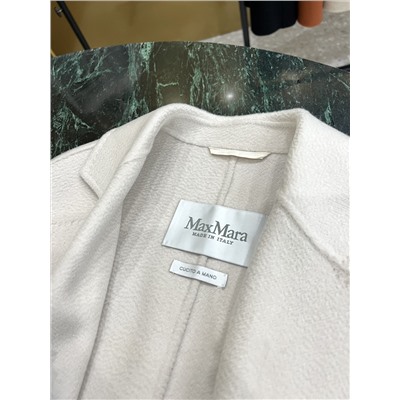 Maxmara Bondone имеет большую длину и больше подходит для женщин ростом выше 163 см. Изготовлен из двухрядной роговой пряжки и гофрированного кашемира. Все изделие сшито вручную. Ткань: 100% кашемир. Распродажа  оригинальный сингл