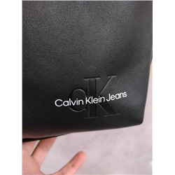 Однотонная сумка через плечо в стиле бренда Calvin Klei*n на регулируемом ремешке