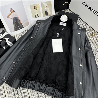 куртку из овечьей кожи с воротником-стойкой, индивидуальной пряжкой с двойным логотипом C, подкладкой цвета камелии, фурнитурой, безупречными деталями