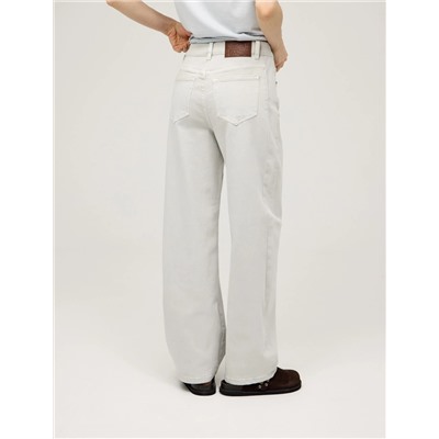 Серые зауженные джинсы с платком