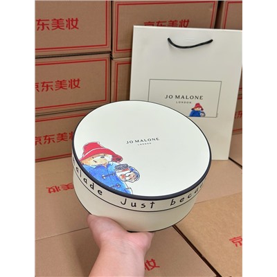 Круглая подарочная коробка🎁» медвежонка Джо Мэлоуна Паддингтона такая милая😍😍 ⚠️В упаковке: духи «Английская груша и фрезия»*1 (100 мл). Духи с шалфеем и морской солью*1 (9 мл) Духи «Лайм, базилик и цитрусовые»*1 (9 мл) Духи с медом и нектарином*1 (9 мл) Духи Blue Wind Chime*1 (9 мл)