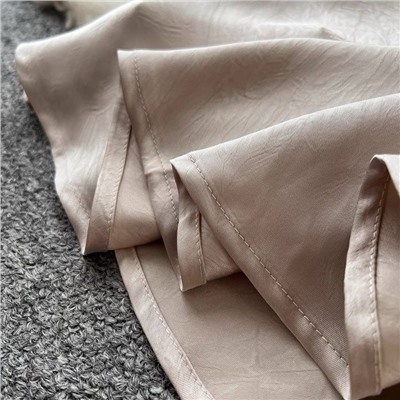 Элегантное платье из жатого атласа