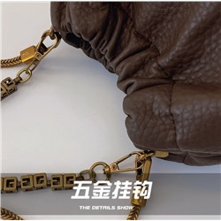 Коктейльная сумочка, очень симпатичная , несколько расцветок, цена копейки  Мягкая, внутри замочек, застегивается на кнопку, еще пахнет приятно 😍