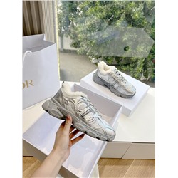 новые повседневные спортивные туфли из коровьей кожи и сетчатой ​​ткани, легкие и дышащие. Буквы CD сбоку очень узнаваемы по хлопковым туфлям Dior. Спортивный дизайн меховых туфель дополнен деталями с кисточками, что также добавляет нотку элегантности.  Верх: оригинальный материал.  Подкладка: импортная шерсть.  Подошва: оригинальная подошва.