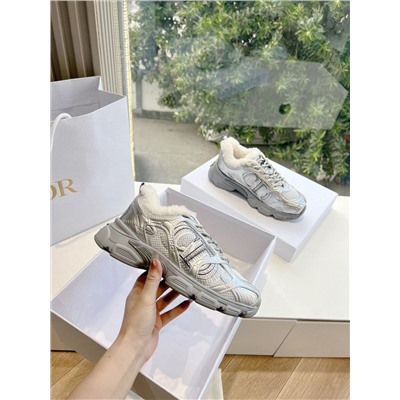 новые повседневные спортивные туфли из коровьей кожи и сетчатой ​​ткани, легкие и дышащие. Буквы CD сбоку очень узнаваемы по хлопковым туфлям Dior. Спортивный дизайн меховых туфель дополнен деталями с кисточками, что также добавляет нотку элегантности.  Верх: оригинальный материал.  Подкладка: импортная шерсть.  Подошва: оригинальная подошва.