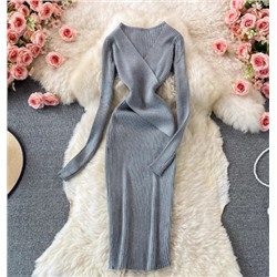 Трикотажное платье с глубоким v-образным вырезом